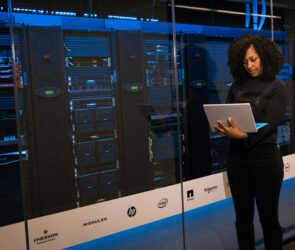femme travaillant dans un datacenter