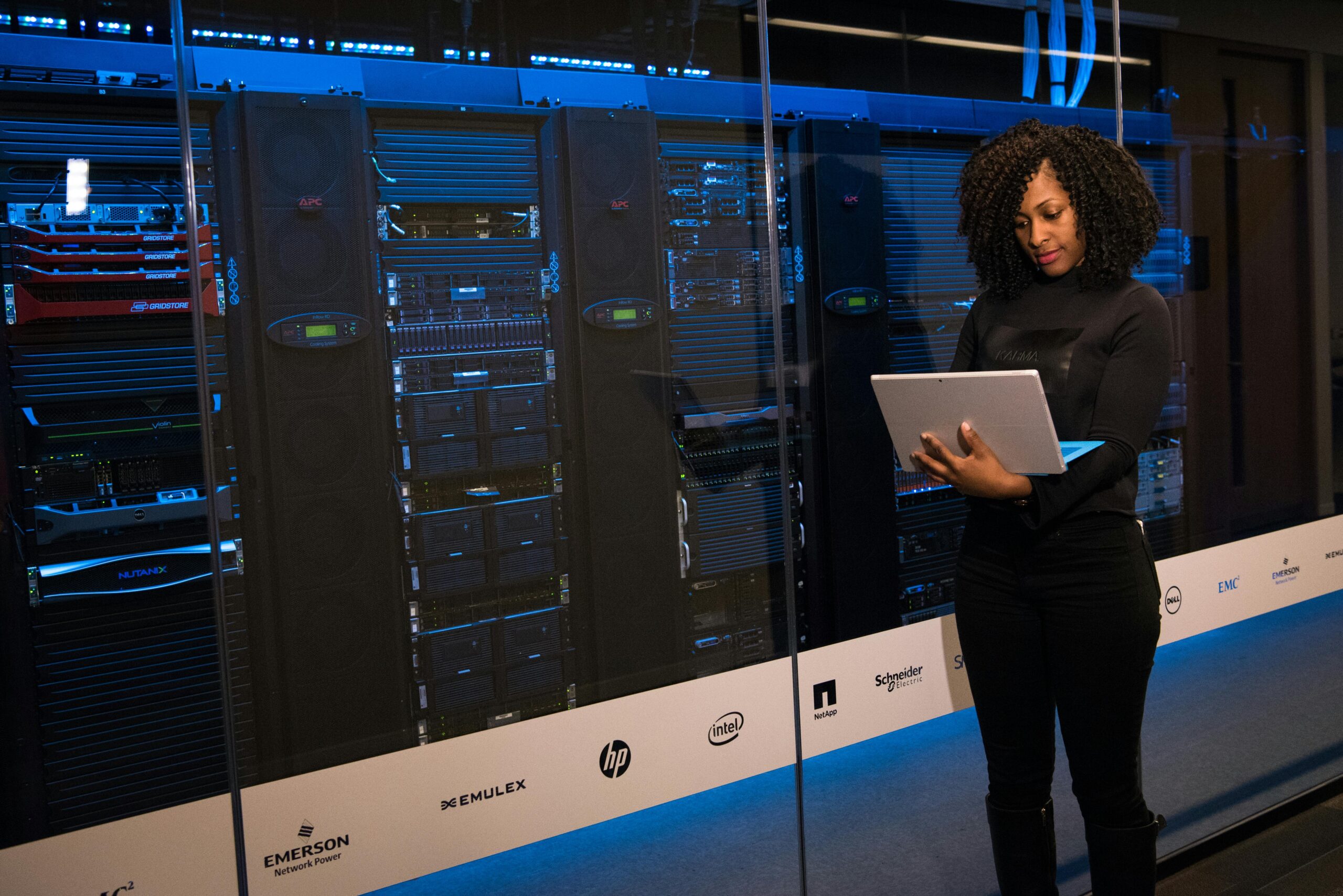 femme travaillant dans un datacenter