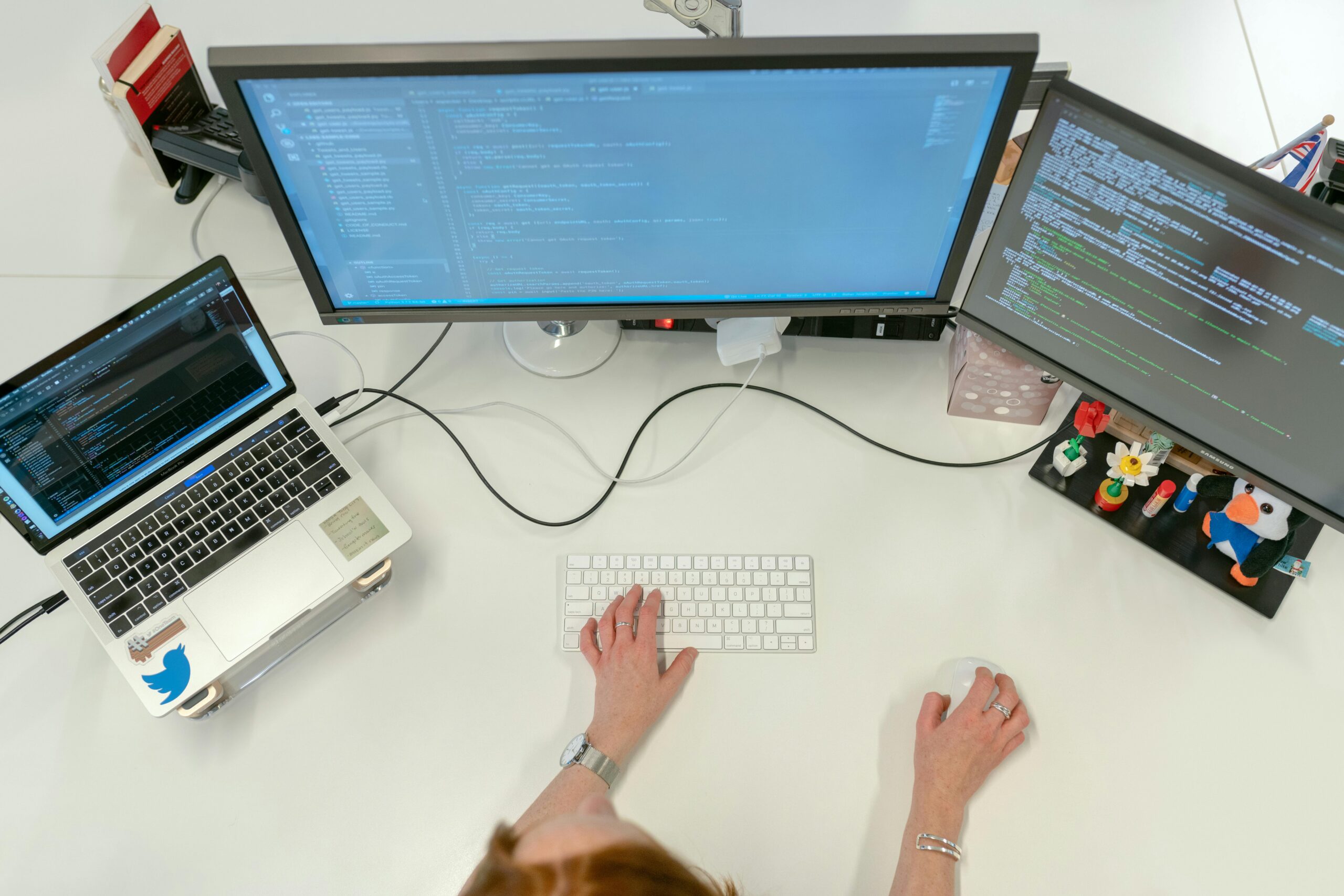 personne travaillant sur un logiciel